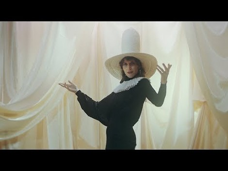 Schockverliebt: Fantastisches Musikvideo von Aldous Harding