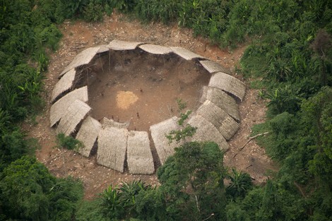 Spektakuläre Luftaufnahmen bislang nicht kontaktierter Indigener im brasilianischen Regenwald 