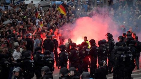 Interner Lagefilm der Polizei: "100 vermummte Personen (rechts) suchen Ausländer." #Chemnitz 