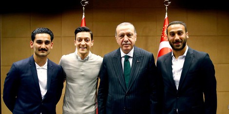 Drei Fußballer posieren mit Erdoğan. Reaktion: Heuchelei