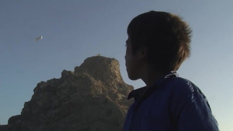 "The Above" – Über Kabul fliegt ein Zeppelin. Niemand weiß, was er kann oder tut. Film, 8 Min.