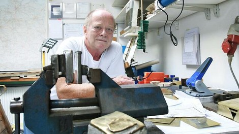 Michael Friedrichs-Friedländer: Der Mann, der die Stolpersteine herstellt