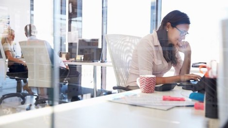 Wenn Frauen ein berufliches Feld betreten, das von Männern dominiert wird, sinkt das Gehalt 