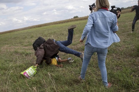 Kamerafrau stellt einem Flüchtling ein Bein