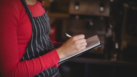 Kellnern, kochen, Grabscher abwehren – Sexuelle Belästigung in der Gastronomie