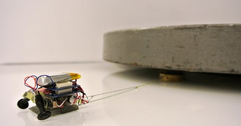 Die Welt der Microroboter: 6 Ameisen-Roboter (Gesamtgewicht ca. 100gr) ziehen ein Auto. Wow.