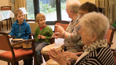 Wie Kitas und Seniorenheime zusammenkommen können