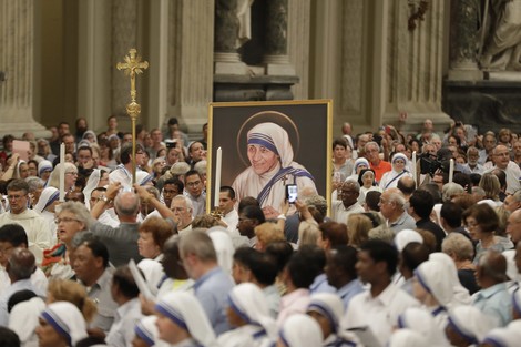 "Nein, Mutter Teresa, Armut ist nicht schön": Eine albanische Kritik an der albanischen Heiligen