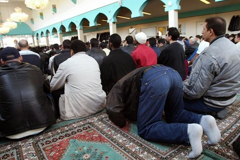 Moschee-Besuch in Berlin: Eine Welt-Reporterin macht sich nass