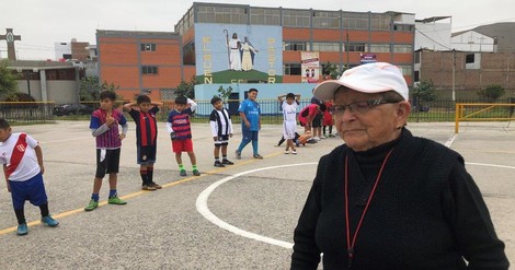 Maria Angelica Ramos, 92, trainiert Limas Fußball-Jugend 