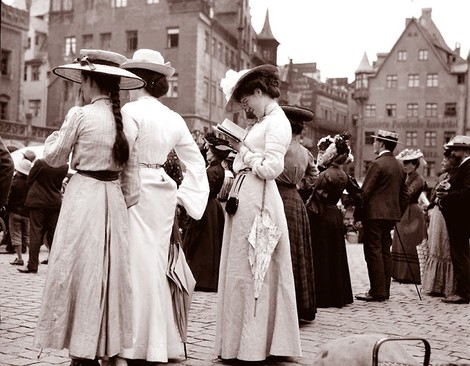 Beautiful Vintage Pictures of Readers from The Early 20th Century