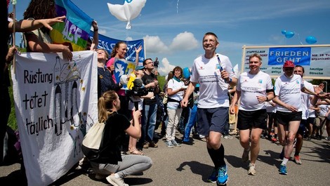 Frieden geht. Der Konfliktforscher Sven Chojnacki über einen Staffellauf gegen Rüstungsexporte