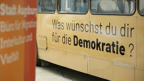 Was wünschst du dir für die Demokratie? Der Demokratiebus auf Tour in Bayern