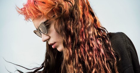 Die Musikerin und Feministin Grimes sprengt die Grenzen zwischen Pop & Punk. Ein Portrait.