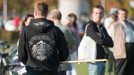 „Wir sind komplett friedlich“ – Reichsbürger, Reptiloide und die jüdische Weltverschwörung 