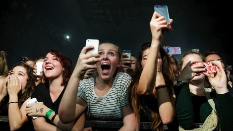 Telefon-Sperrhüllen: die Rettung für Smartphone-verseuchte Konzerte?