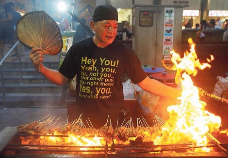 Viele Küchen, ein Anspruch: Wie das Essen der Straßenküchen Singapur ethnisch eint