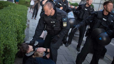 Polizeigewalt bei Anti-Pegida-Demonstration