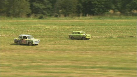 Bewegtes Land - eine Bahnstrecke als Performance-Bühne