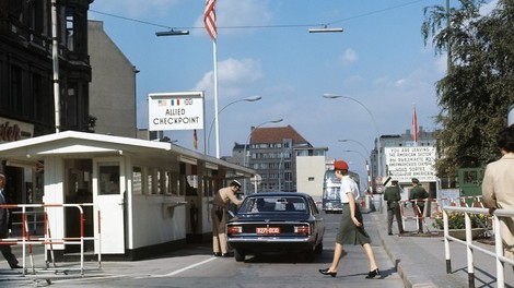 Eine halbe Million Westdeutsche siedelten in die DDR über. Warum nur? 