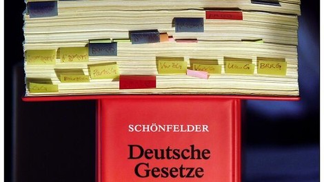 Würde in die Reihe "Berufe, die (weitgehend) durch Technik ersetzt werden" passen: Anwälte 