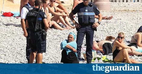 Nizza: Eine Frau mit Burkini wird von vier Polizisten genötigt, sich vor aller Augen auszuziehen  