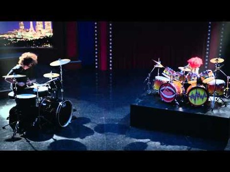 Endlich: Dave Grohl (Foo Fighters) vs. The Animal (Muppets)