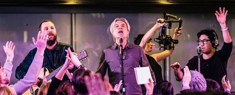 David Byrne singt David Bowies "Heroes" mit einem Chor