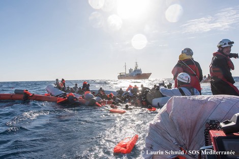 "Ein Wald von Händen ragt aus dem Wasser": Erfahrungsbericht eines Seenotretters im Mittelmeer