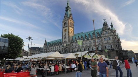 Posse um ein Gelage: Bürgermeister soll Wein predigen