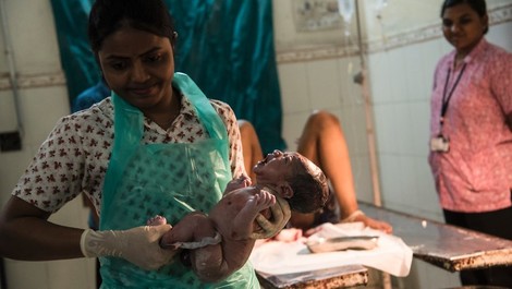 Indien: Mehr Hebammen gegen die hohe Müttersterblichkeit