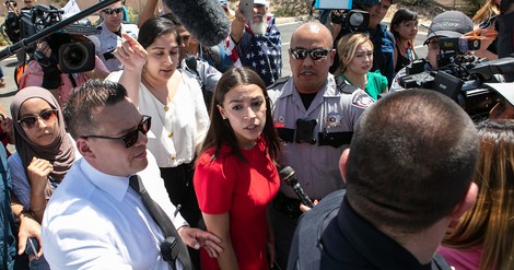 Ocasio-Cortez erklärt, warum sie von "Konzentrationslagern" in den USA redet