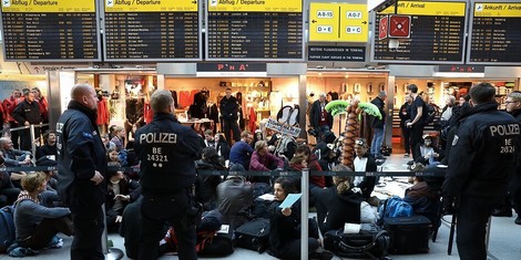 Die Polizei erledigt die Blockade - Demo gegen die Vielfliegerei