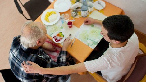 Viele alte Menschen sind einsam. Viele junge haben Zeit. Könnte man da nicht was machen?