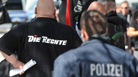 Es ist zum Haare raufen: Wie es Polizei und Justiz Rechtsextremisten leicht machen