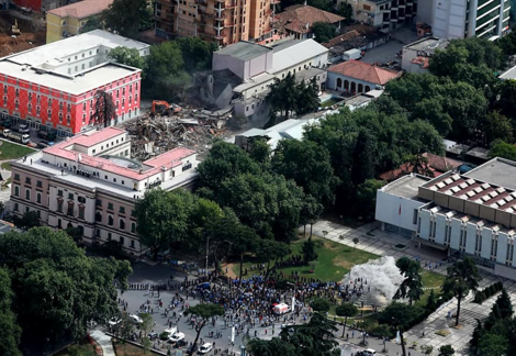 Abriss des Nationaltheaters in Albanien: Autokratische Politik im Schatten der Coronakrise