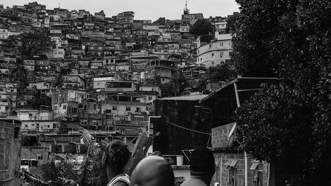 Selber Kloputzen oder Corona? – Brasiliens Reiche fürchten ihre Dienstmädchen aus den Favelas