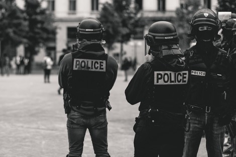 Warum wir uns mit der Darstellung von Polizei in Serien wie „Law & Order“ auseinandersetzen müssen