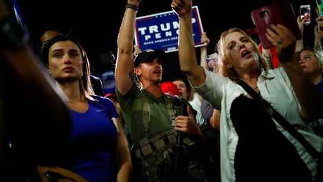 Schwer bewaffnet in der Parallelwelt: Trumps Fans kämpfen weiter