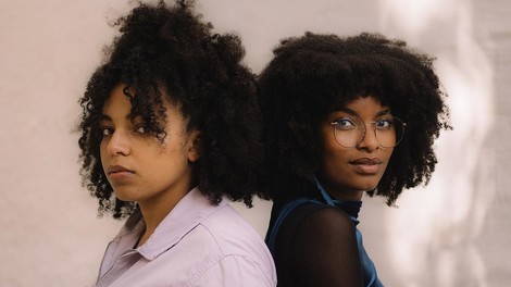 Doku über Afro-Haar bei Schwarzen Frauen