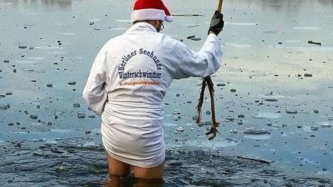 Das Gegenteil von Machogepose - der neue Trend Eisbaden