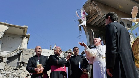 Mutmacher mit Friedenstaube – Papst Franziskus unterwegs im Irak