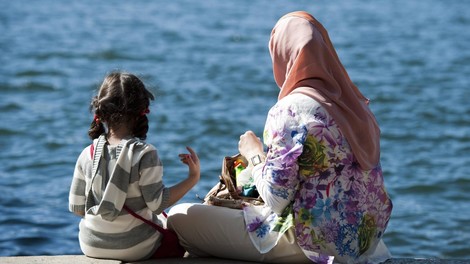 Frauen befreien sich nach der Flucht von ihren Männern