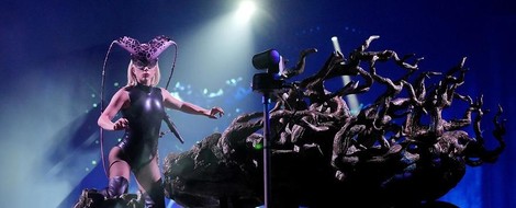 Die "Chromatica Ball"-Tour: Lady Gaga im kubistischen Kostüm