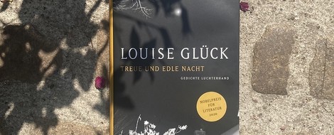 "Treue und edle Nacht" von Louise Glück